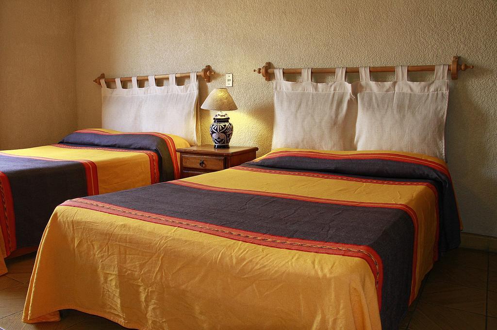מורליה Hostal Casa Castillo מראה חיצוני תמונה