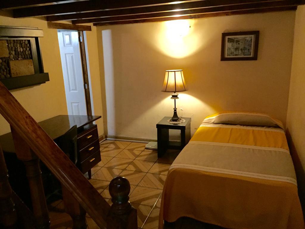 מורליה Hostal Casa Castillo חדר תמונה