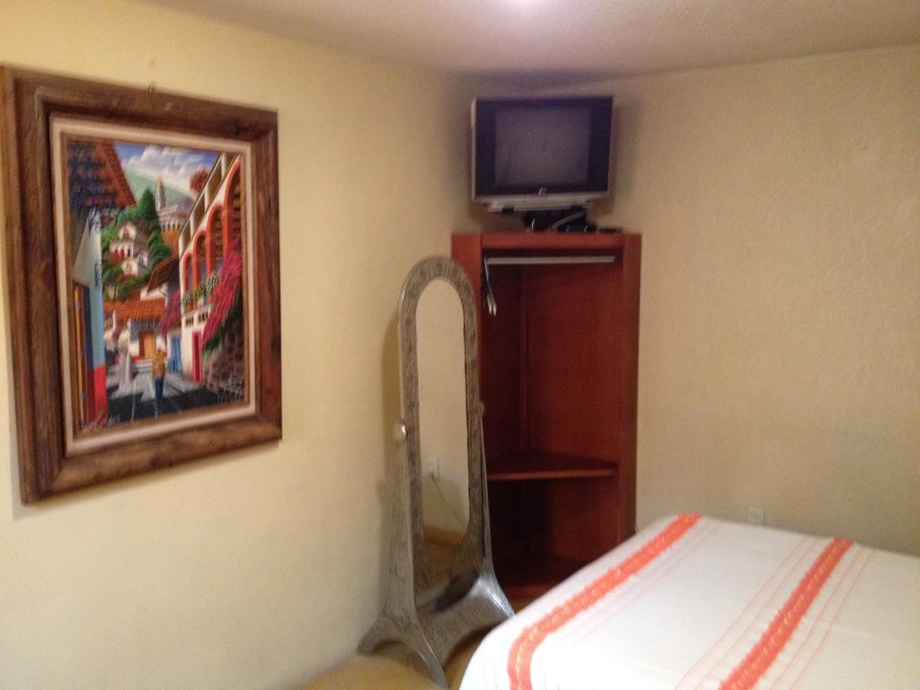 מורליה Hostal Casa Castillo מראה חיצוני תמונה